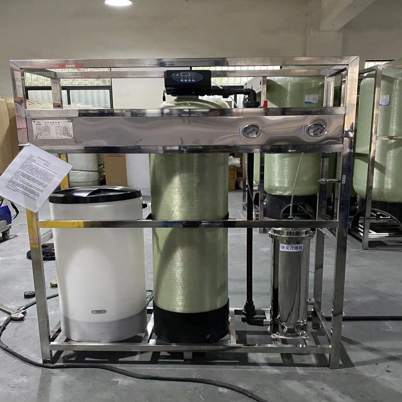 Tanque único de 2 toneladas con filtración de precisión.