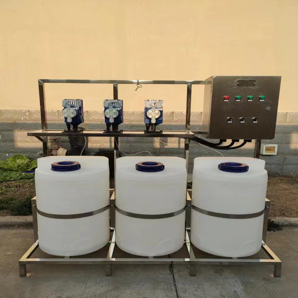 Dispositivo dosificador de sistema de agua circulante de tres bombas y esterilización, inhibición de incrustaciones de floculación y tres barriles