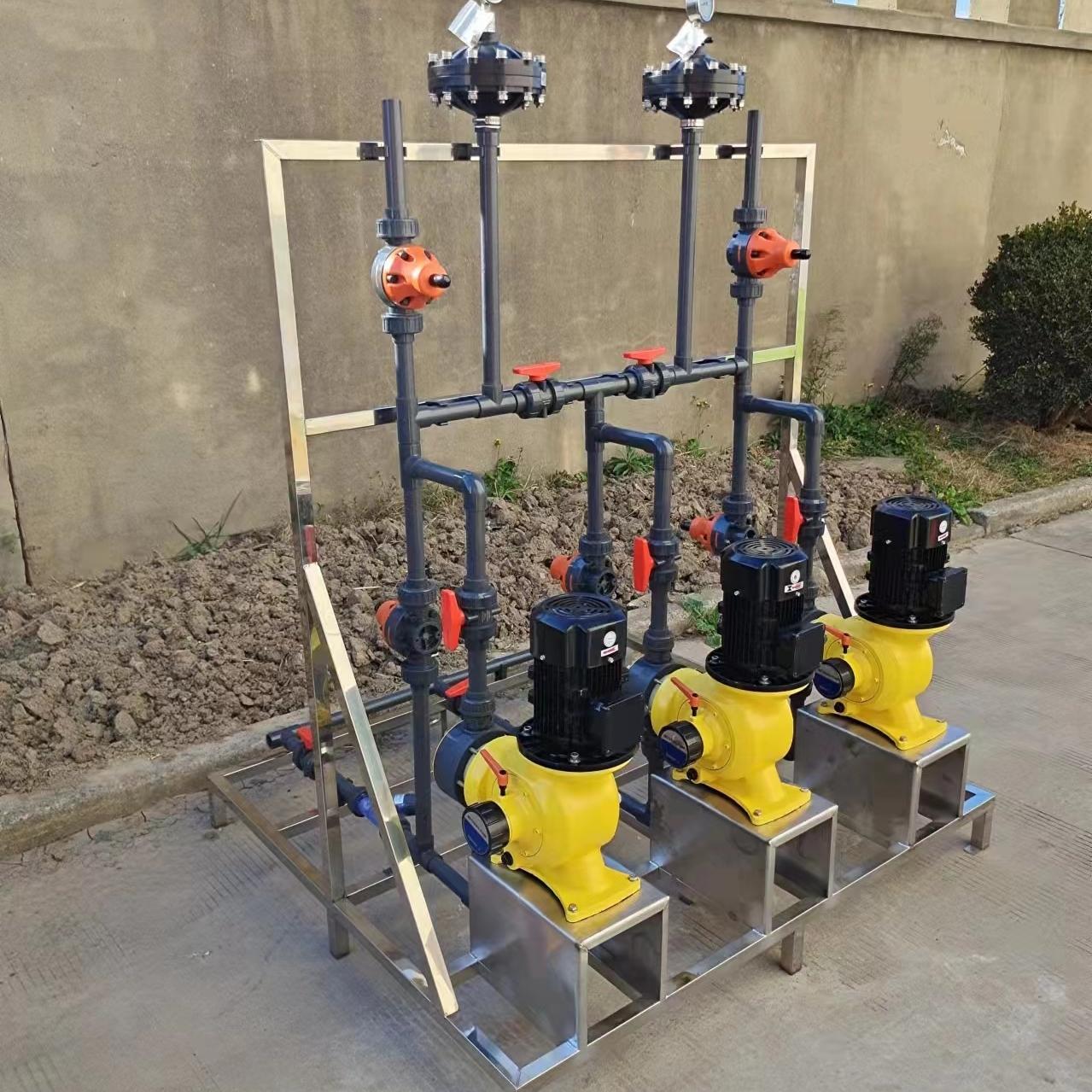 Dispositivo dosificador dos en uno para ácidos y álcalis. Dispositivo dosificador dos en uno para ácidos y álcalis.